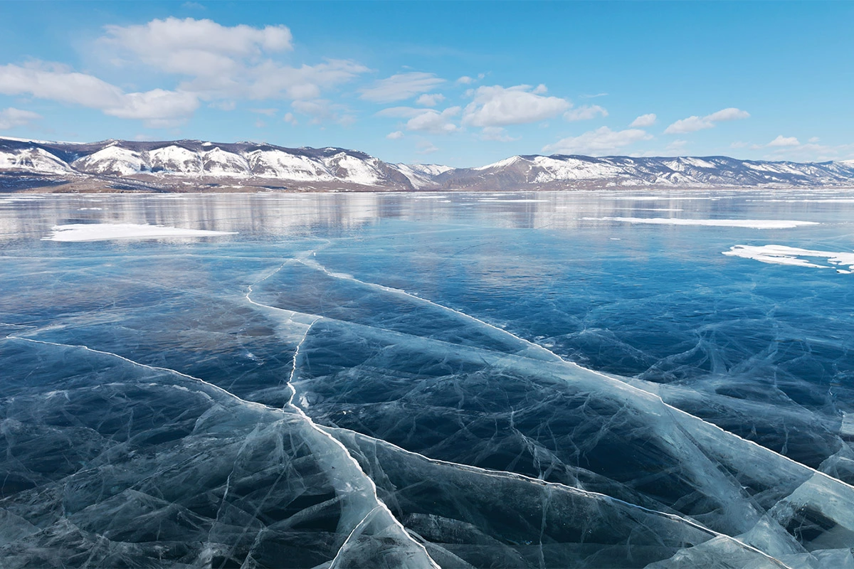 <p>При колебаниях температуры лед расширяется и сжимается, а на Байкале образуются трещины, которые также называют становыми щелями</p>