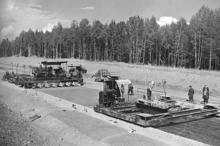 Строительные работы на МКАД между Минским и Успенским шоссе незадолго до открытия магистрали, сентябрь 1962 года