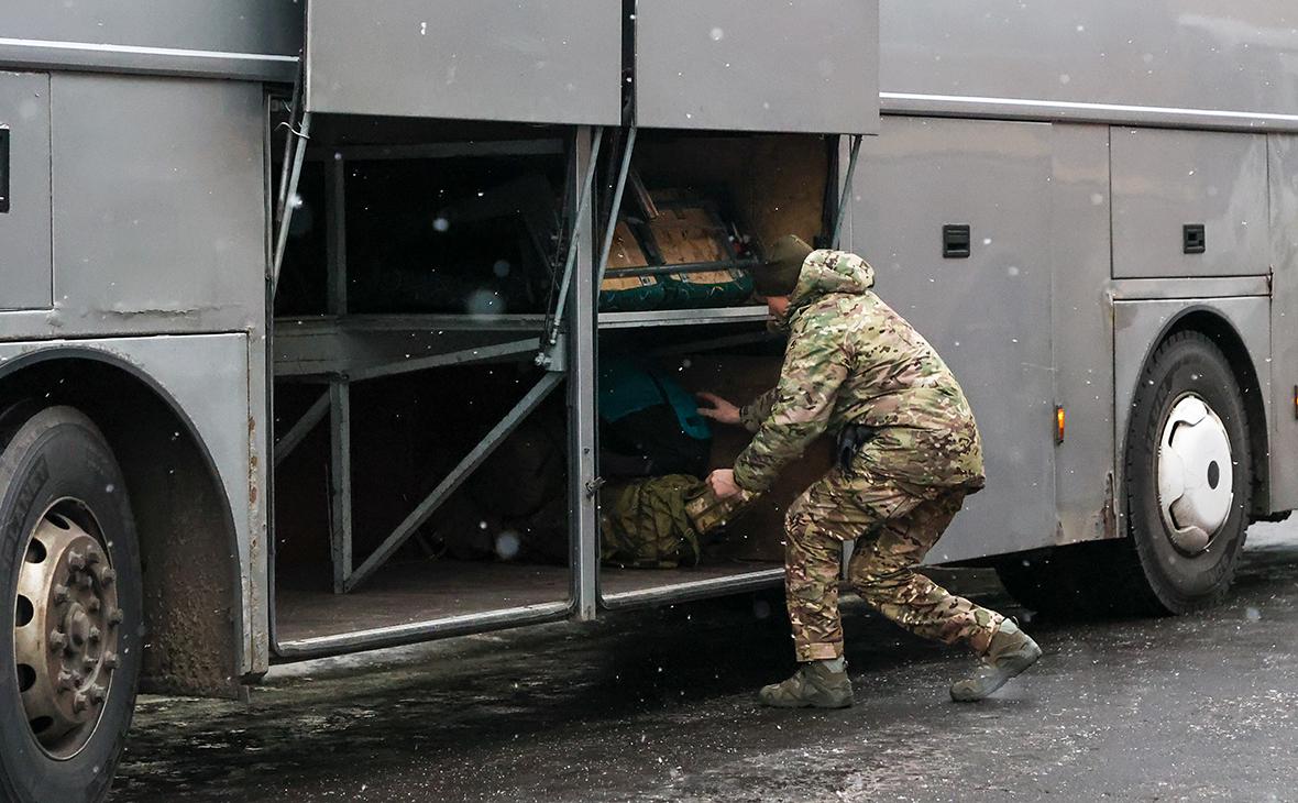 Медведев назвал число привлеченных на службу в зону спецоперации за год —  РБК