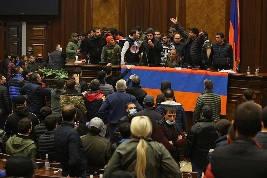 Протестующие против решения о прекращении войны в Нагорном Карабахе прорвали оцепление и ворвались в здание правительства Армении, 2020 год