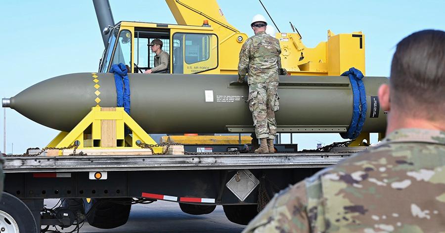 Бомба GBU-57 на авиабазе Уайтмен в Миссури, США, 2 мая 2023 года