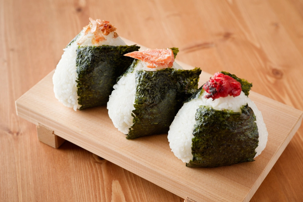 Лист нори поможет не пачкать руки при приеме пищи