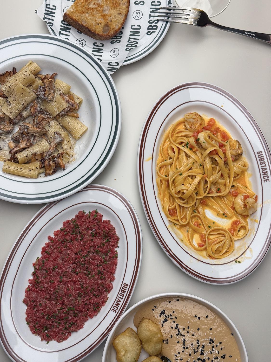 Ригатони с лисичками, лингвини с лангустинами в соусе биск, тартар из говядины, хрустящие баклажаны в соусе унаги, ресторан Substance