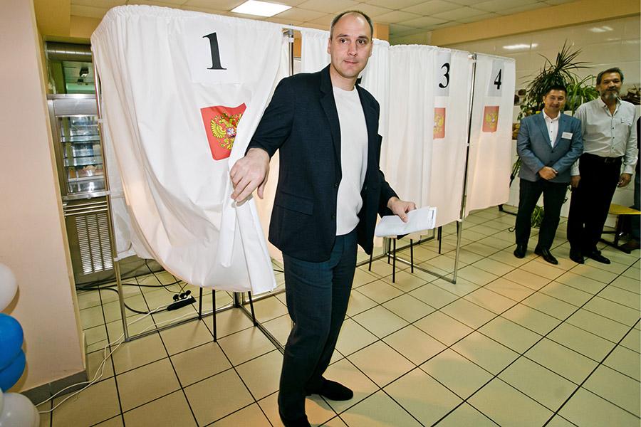 Денис Паслер во время голосования на избирательном участке, 2019 год