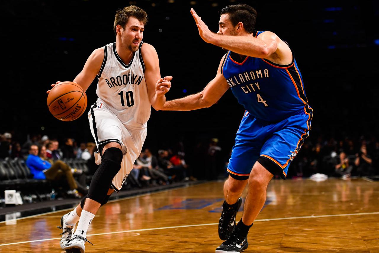 Российский баскетболист Сергей Карасев (слева)