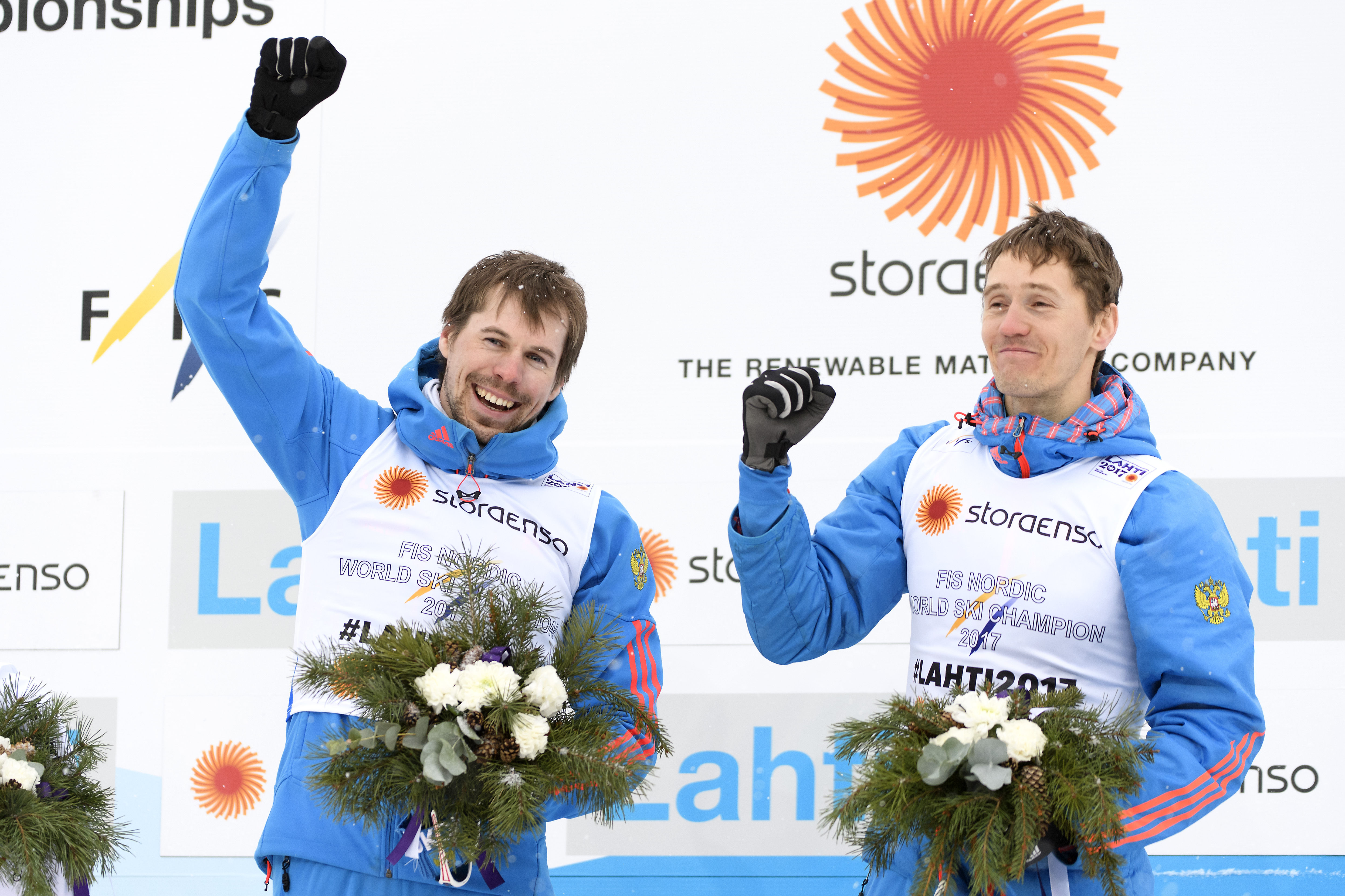 Российские лыжники Сергей Устюгов и Никита Крюков (слева направо), победившие в командном спринте на чемпионате мира в Лахти