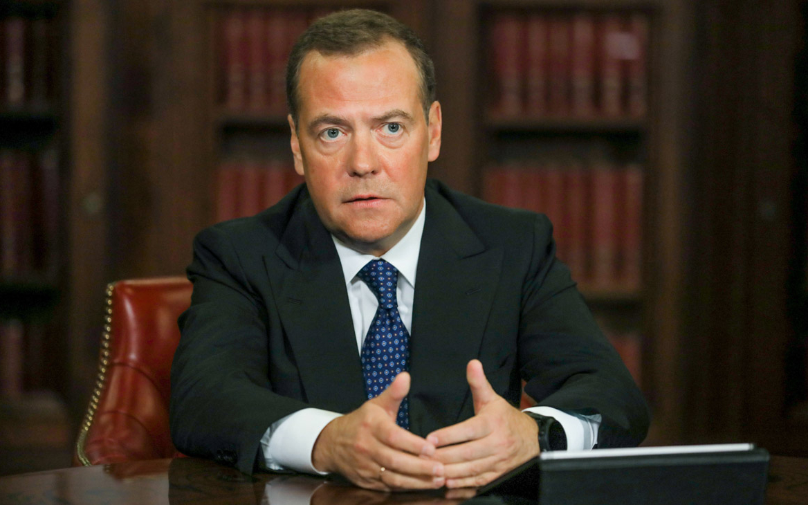 Медведев предложил продолжить обсуждение четырехдневной рабочей недели