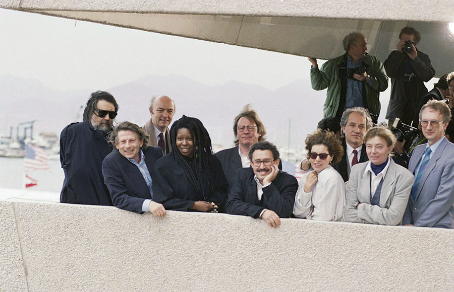 Члены жюри 44-го Каннского международного кинофестиваля в 1991 году. Слева: Вангелис, (председатель жюри) Роман Поланки, Жан-Поль Раппенив, Вупи Голдберг, Алан Паркер, Ферид Бугедир и Натали Негода.