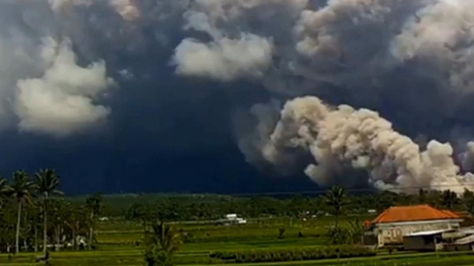 В Индонезии произошло извержение вулкана Семеру