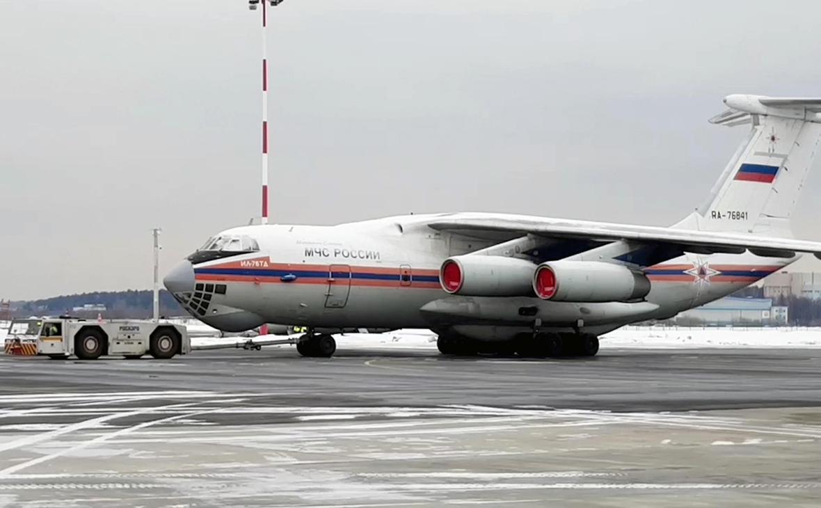 Самолет МЧС РФ ИЛ-76 в аэропорту Жуковский