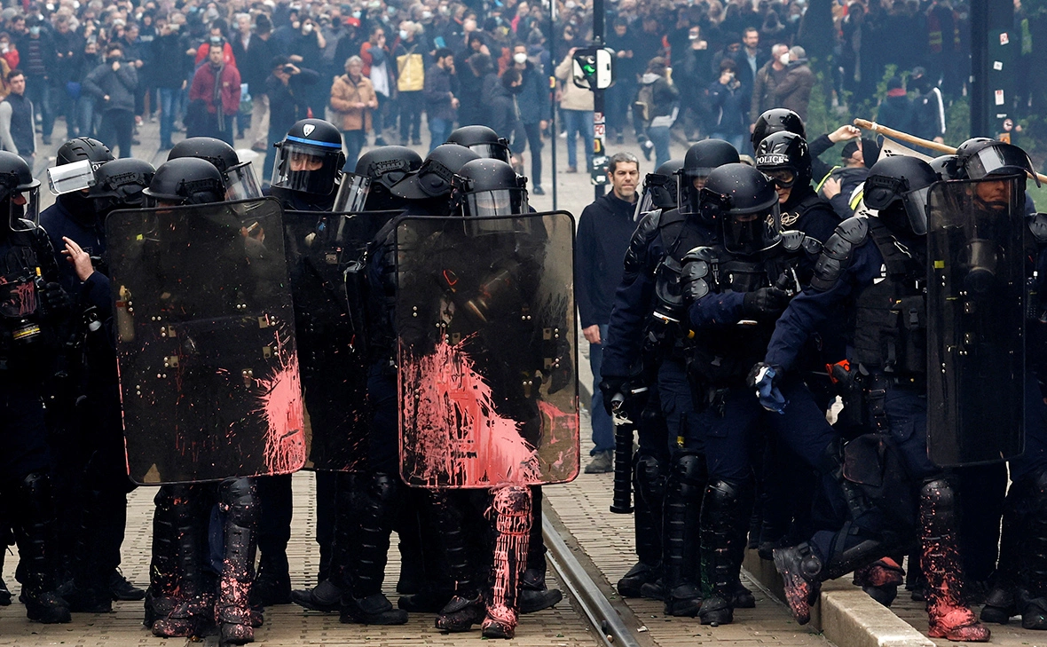 Stephane Mahe / Reuters