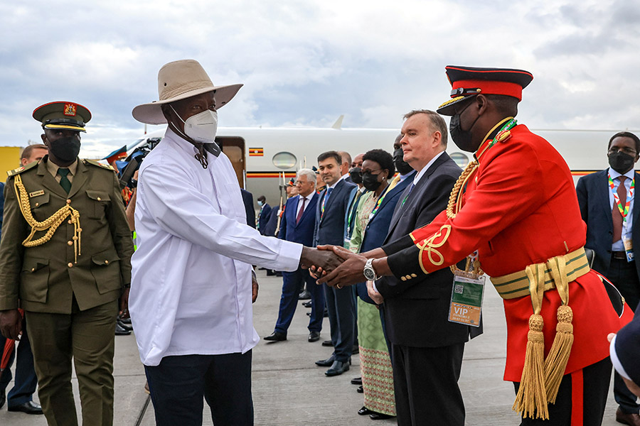 На фото: президент Уганды Йовери Кагута Мусевени (второй слева) в аэропорту Пулково

Цель саммита и проходящего в рамках него форума&nbsp;&mdash; укреплять &laquo;всеобъемлющее и равноправное сотрудничество&raquo; Москвы с африканскими странами в области политики, безопасности, экономики, а также в научно-техническом и гуманитарном направлениях