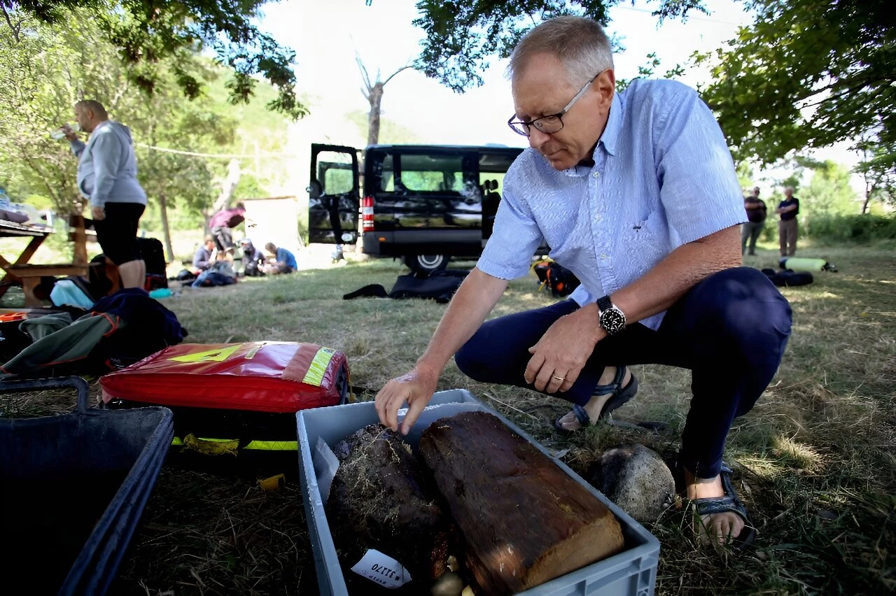 <p>Швейцарский археолог Альберт Хафнер, один из участников экспедиции, исследует остатки дерева, обнаруженные на дне Охридского озера</p>
