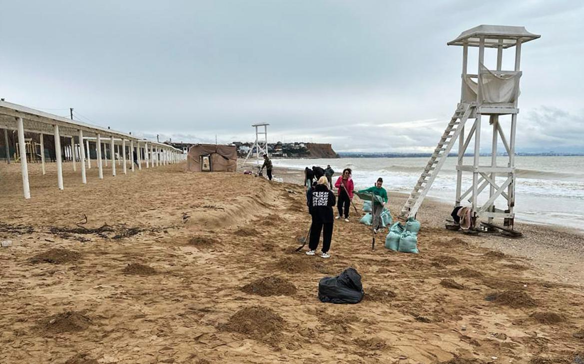 Губернатор Севастополя ввел режим ЧС из-за выбросов из моря мазута