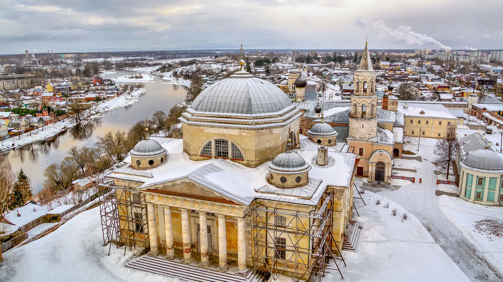 Вид сверху на древний Борисоглебский монастырь зимой в Торжке, Тверская область