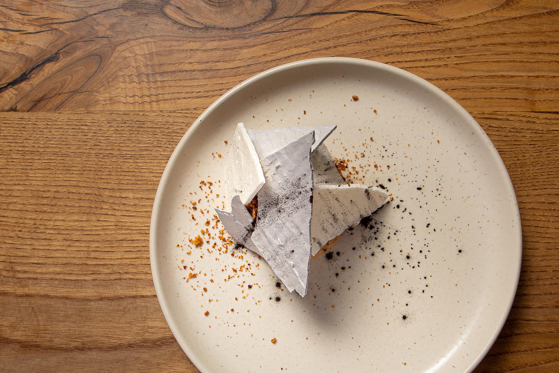 Десерт из городецкого пряника с мисо-карамелью и страчателлой в ресторане Cheeseria