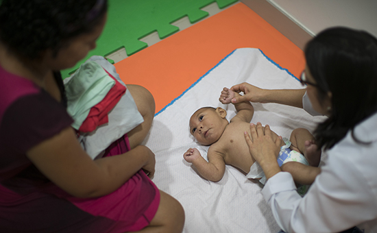 Во время медицинского осмотра ребенка в Бразилии