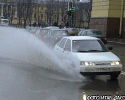 В связи с наводнением в Петербурге перекрыли улицы