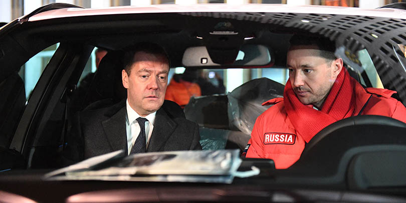 Дмитрий Медведев и олимпийский чемпион по хоккею Илья Ковальчук (справа)



