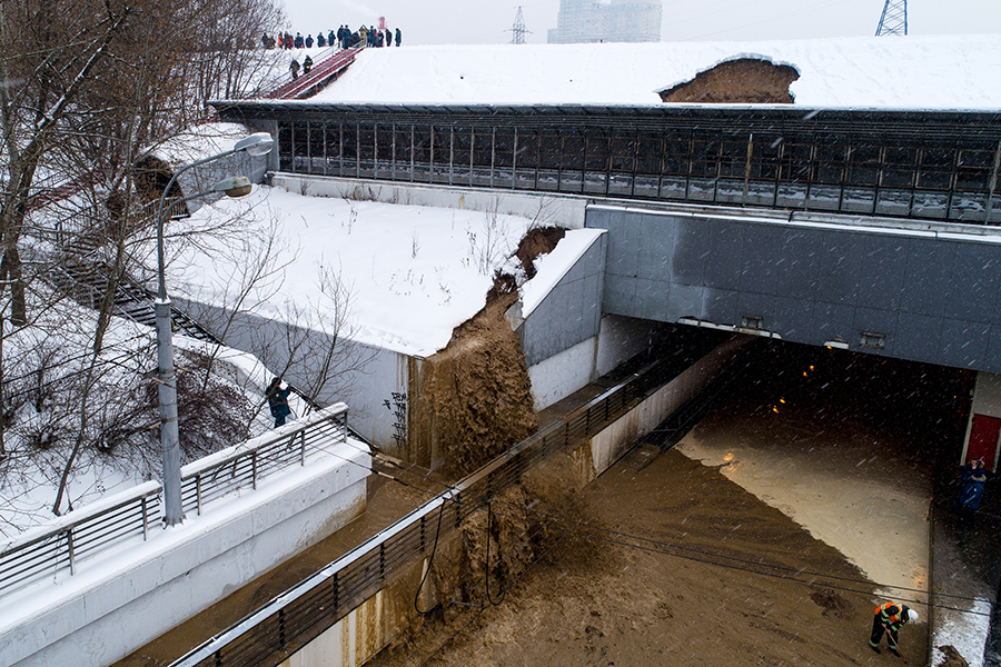 Причиной затопления тоннеля стал провал грунта в одном из шлюзов канала имени Москвы, площадь составила 50 кв. м