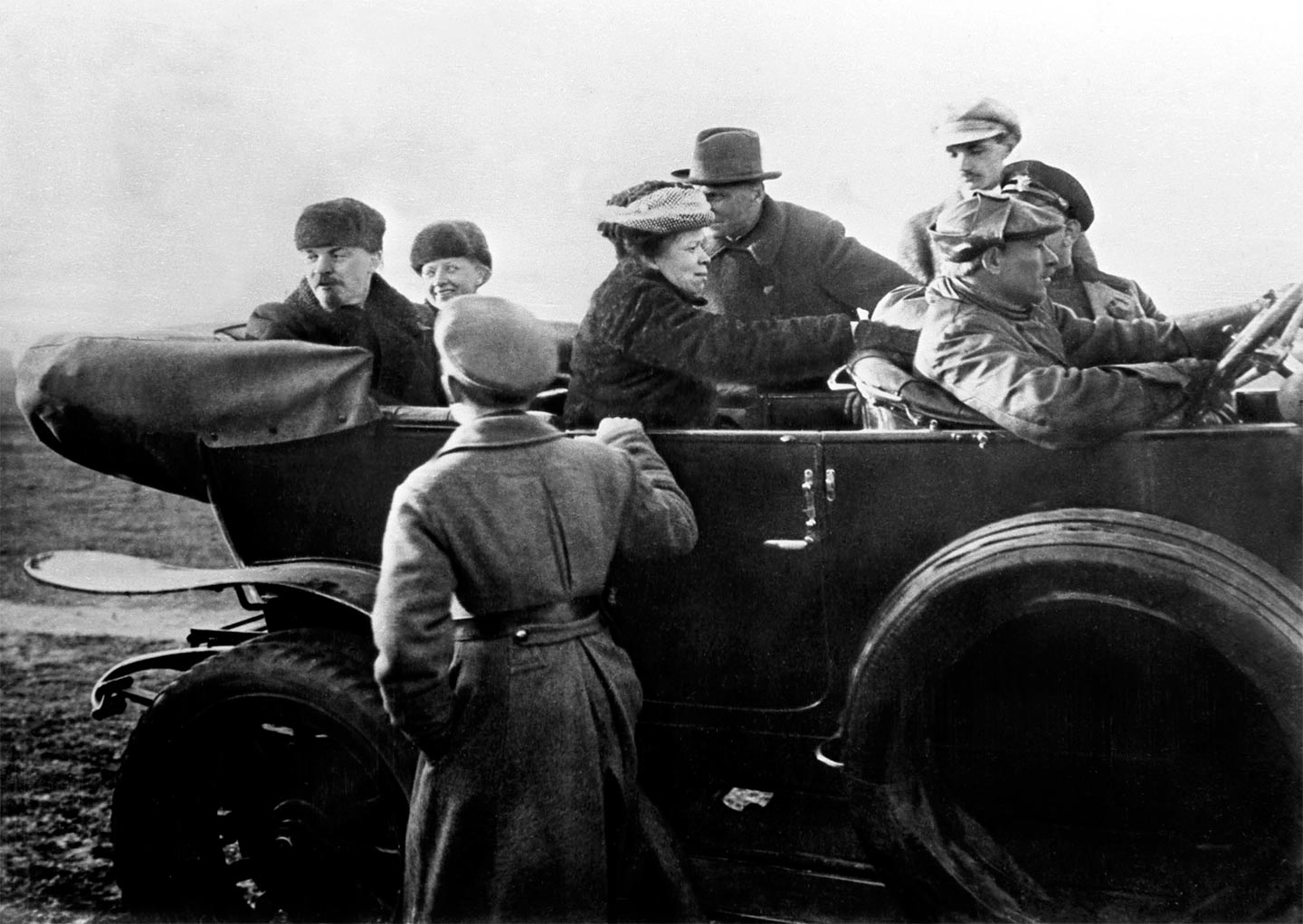 Ленин В.И. перед отъездом с Ходынского поля после военного парада, 1918&nbsp;г.