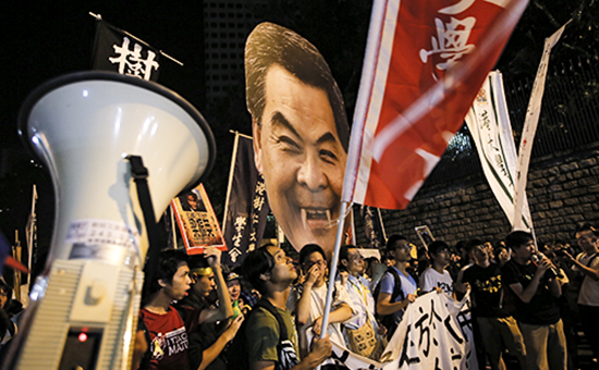 Демонстранты с портретом главного министра администрации Гонконга Ляна Чжэньина