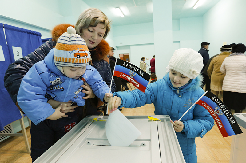 Беженка из Украины во время голосования на одном из избирательных участков на территории России, в Неклиновском районе&nbsp;Ростовской области.