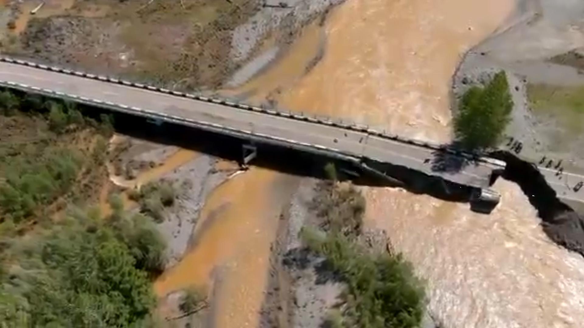 Паводок разрушил мост из Тувы в Хакасию