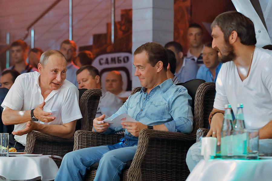 Владимир Путин,&nbsp;Дмитрий Медведев и Александр Овечкин в Сочи, 8 августа 2017&nbsp;года