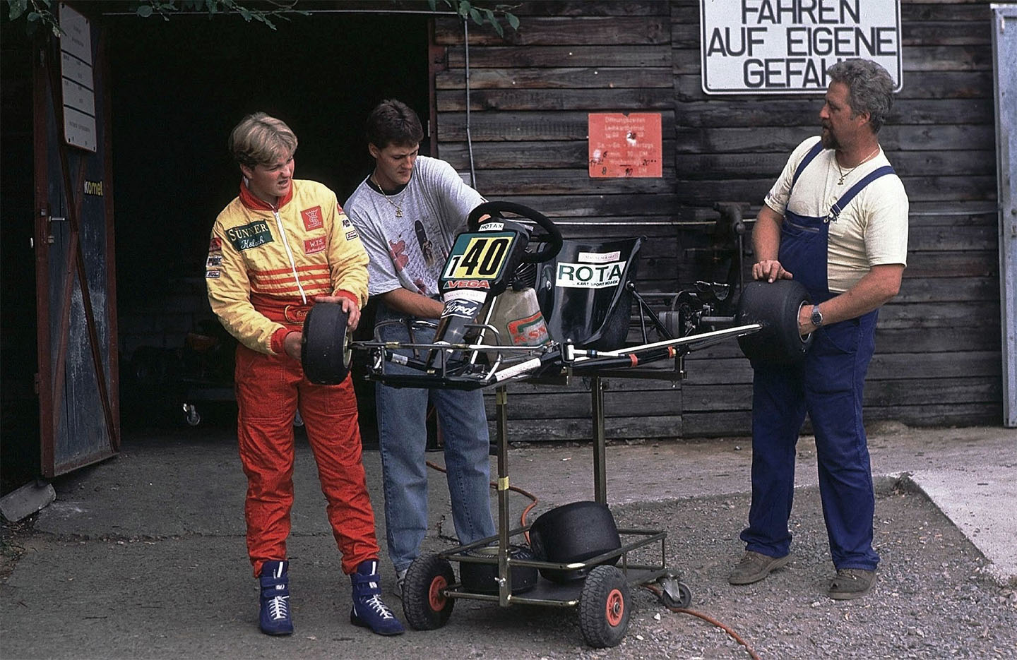 Михаэль Шумахер (в центре), Ральф Шумахер (слева) и отец Рольф собирают картинг