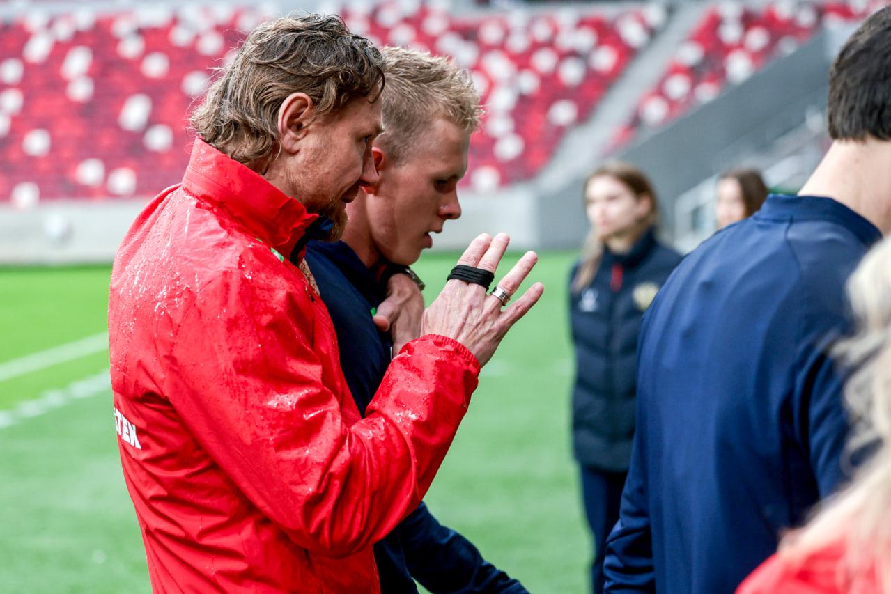 Главный тренер национальной сборной России Валерий Карпин (слева) и игрок национальной сборной России Матвей Кисляк&nbsp;(справа) во время тренировки