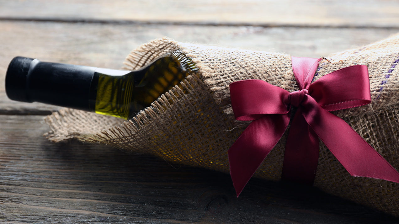 Как упаковать бутылку вина в подарок
