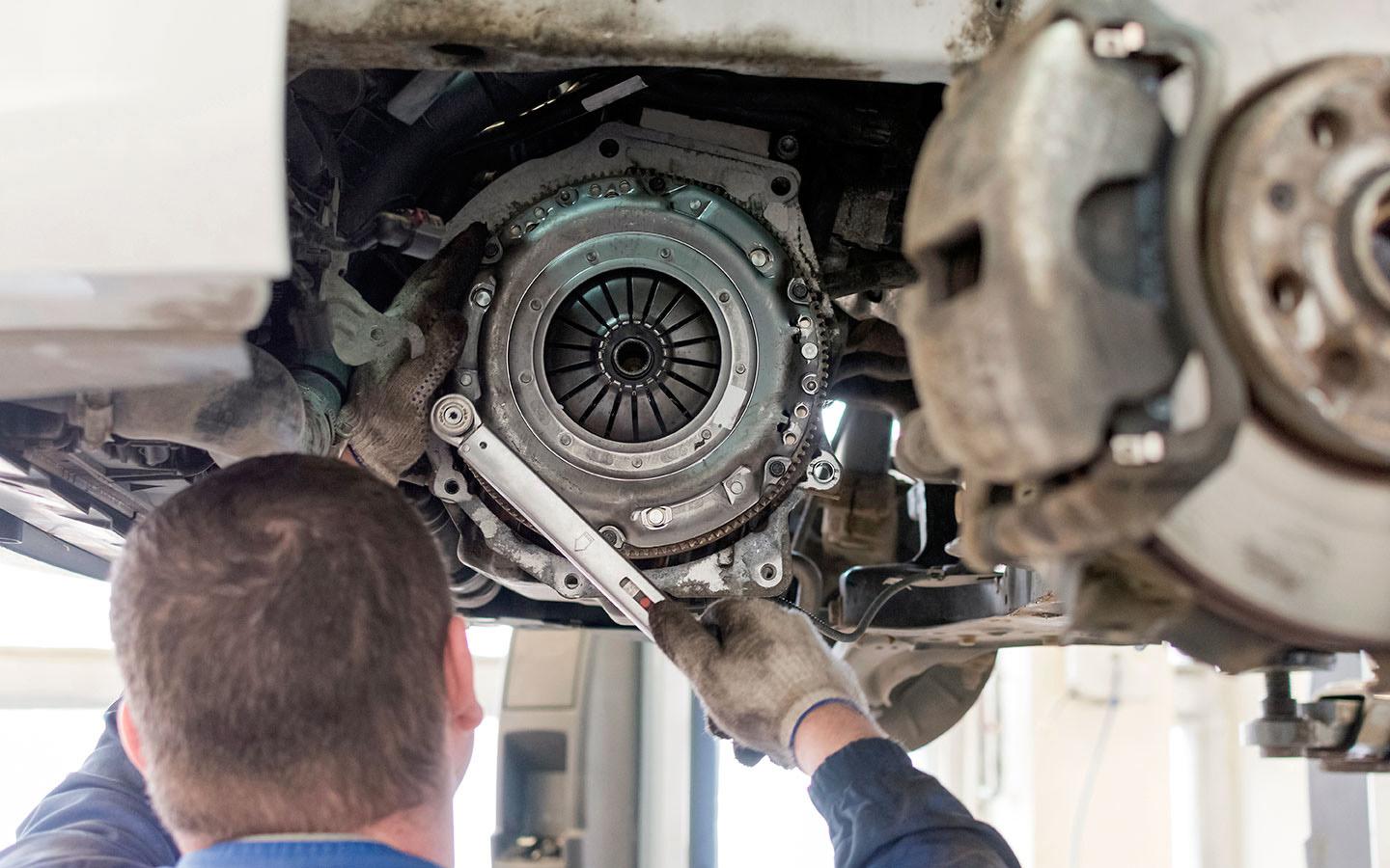 Как правильно отрегулировать сцепление, если оно буксует