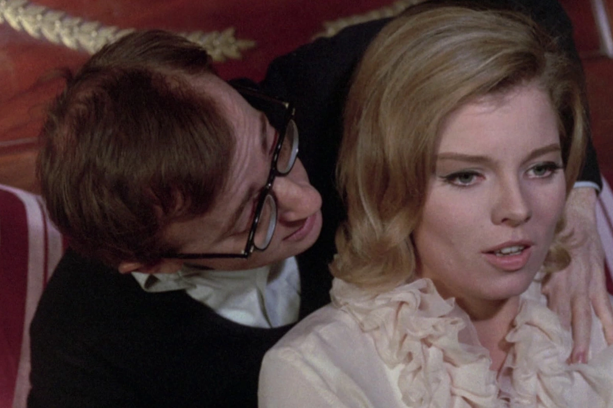 Вуди Аллен и Кэтрин Шааки в фильме «Что нового, кошечка?» (1965)