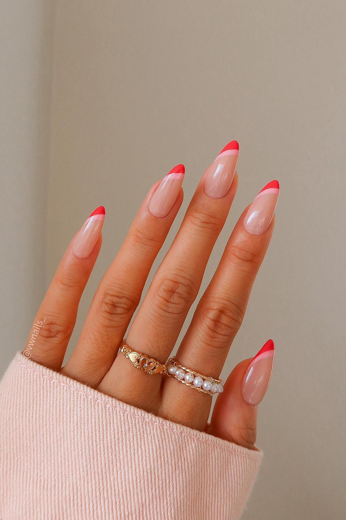 Родственные оттенки в одном маникюре выглядят смело