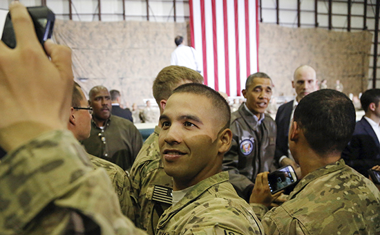 Президент США Барак Обама во&nbsp;время встречи с&nbsp;солдатами американской армии. Архивное фото