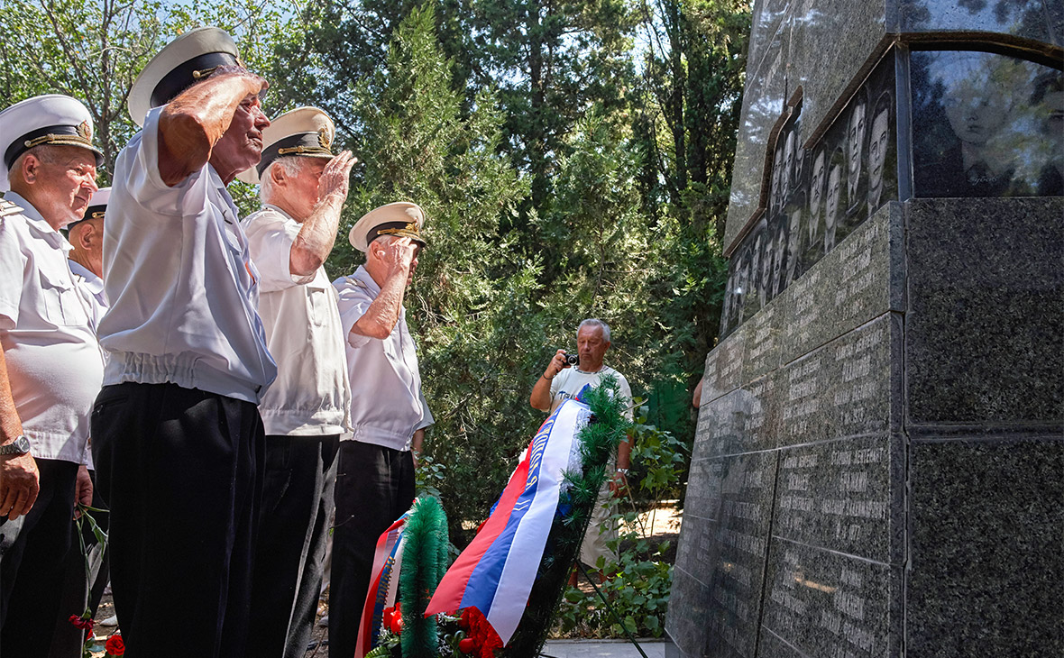 Военнослужащие у мемориала морякам-подводникам, погибшим на атомной подводной лодке &laquo;Курск&raquo;, во время памятных мероприятий в Севастополе