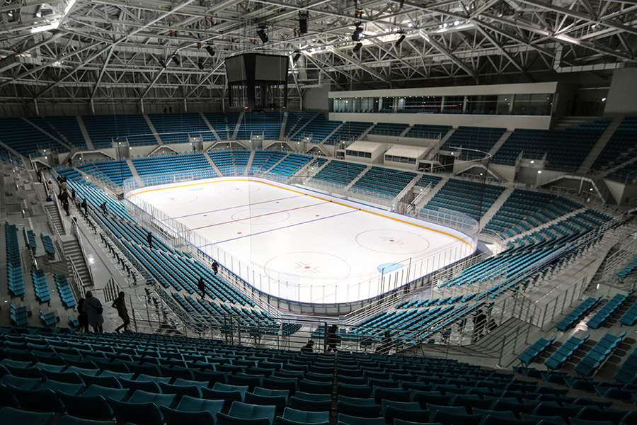 Соревнования на льду пройдут в Канныне. Он находится на восточном побережье Кореи в 30&nbsp;км от Пхёнчхана. Арена конькобежного спорта стала самым большим сооружением без центральных столбов в Корее (ширина 240&nbsp;м, длина 120 м). Недалеко от арены находится хоккейный стадион (на фото).
