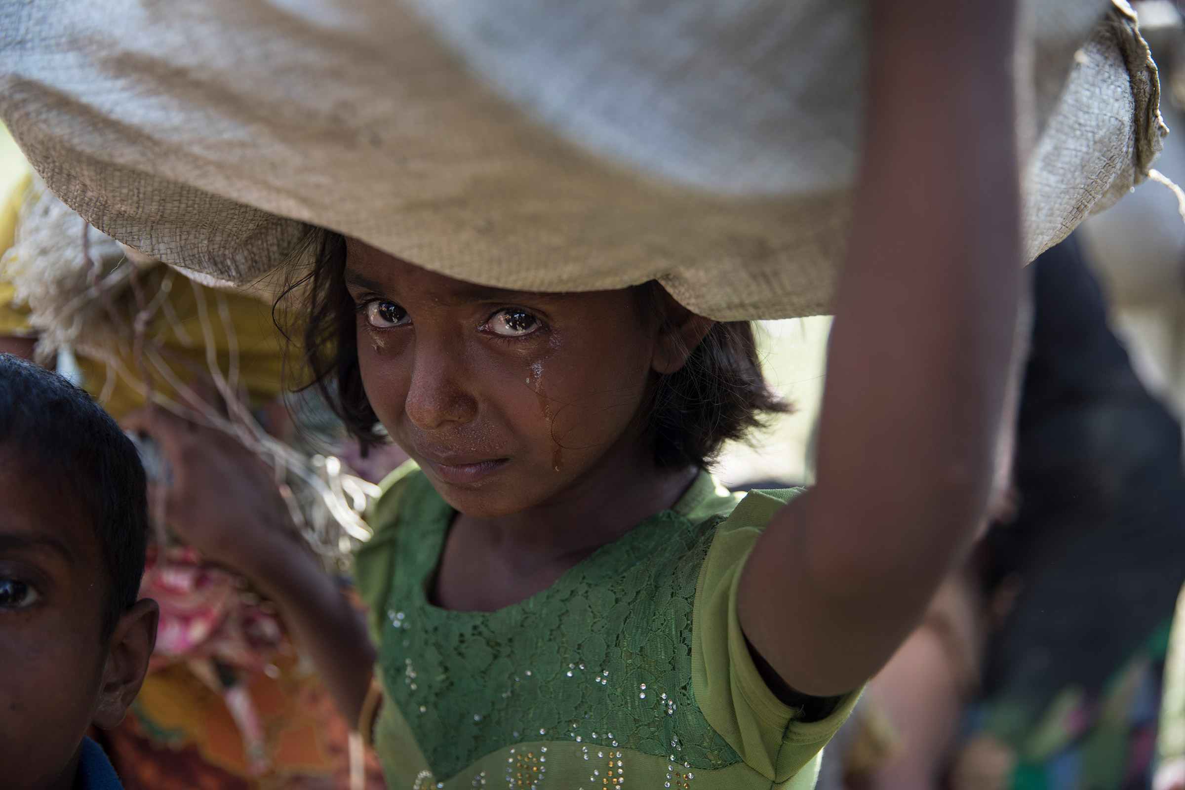 Октябрь. Девочка из народности рохинджа по дороге в лагерь беженцев в Бангладеш
