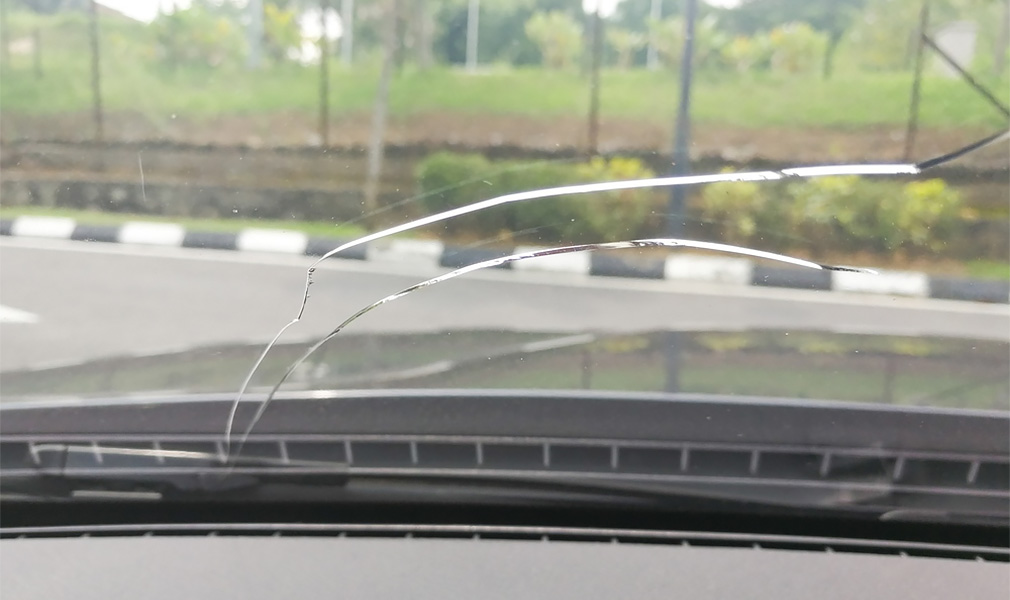 Заклеить скол на лобовом стекле автомобиля