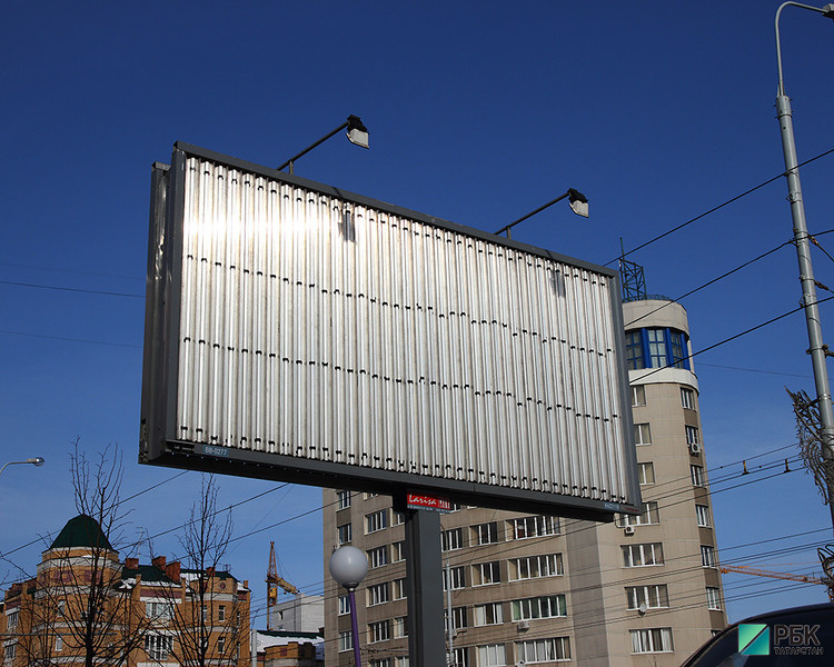 Со щитом или на щите: в Казани на 30% подешевела наружная реклама