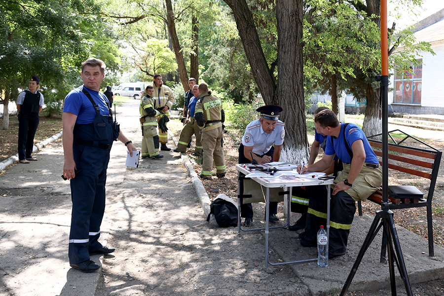 Поселок Азовское, штаб МЧС и полиции. В результате взрывов пострадали два человека