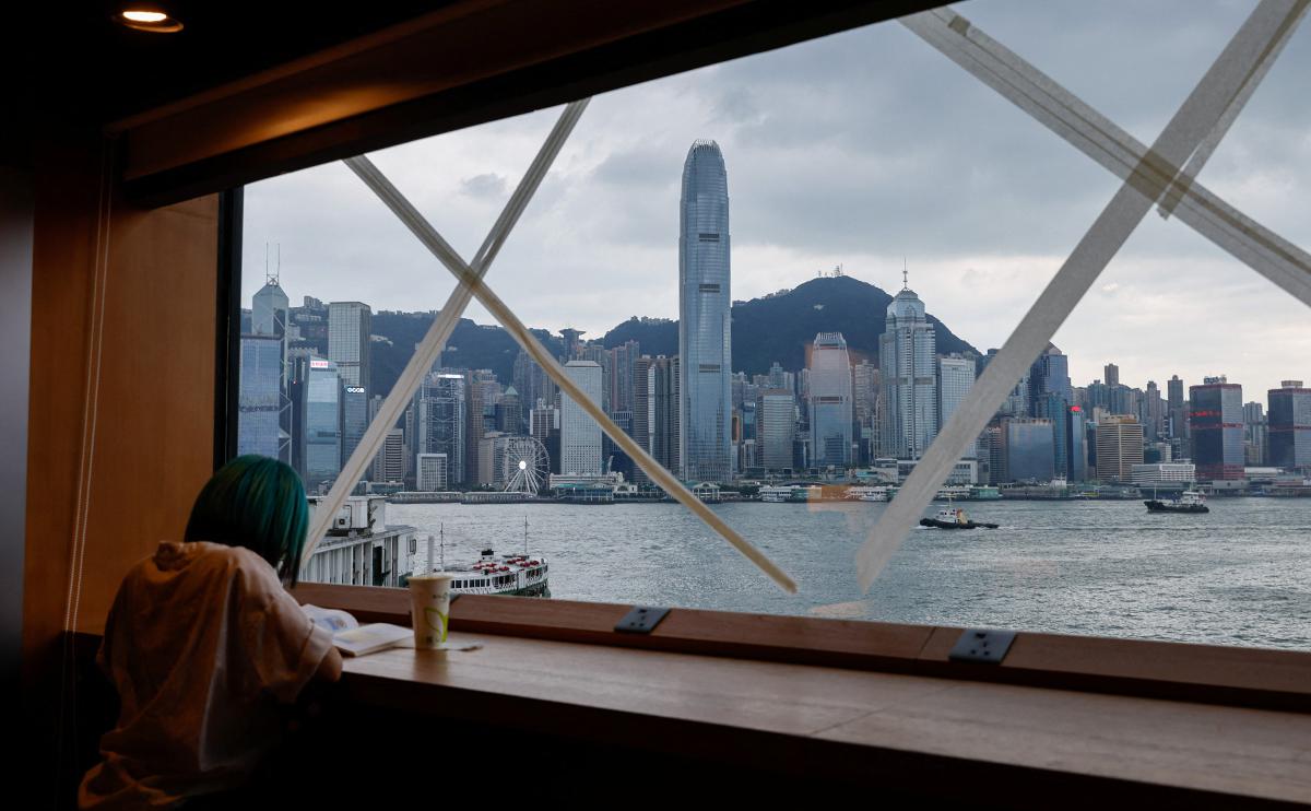 Окна в одном из заведений Гонконга, заклеенные для защиты от последствий тайфуна
