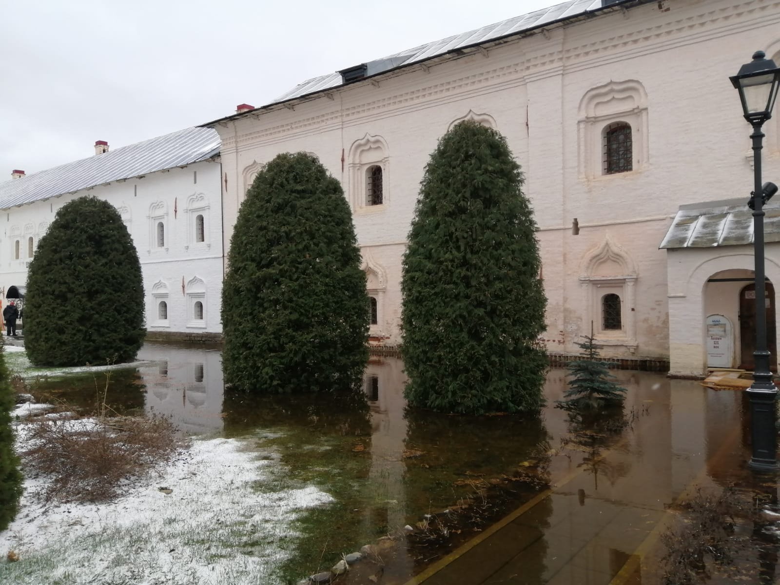 Подтопления на территории Тихвинского Богородичного Успенского мужского монастыря