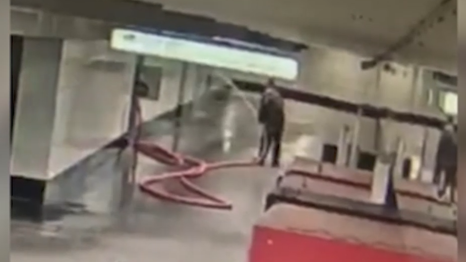 В Москве задержали помывшего подземный переход мужчину