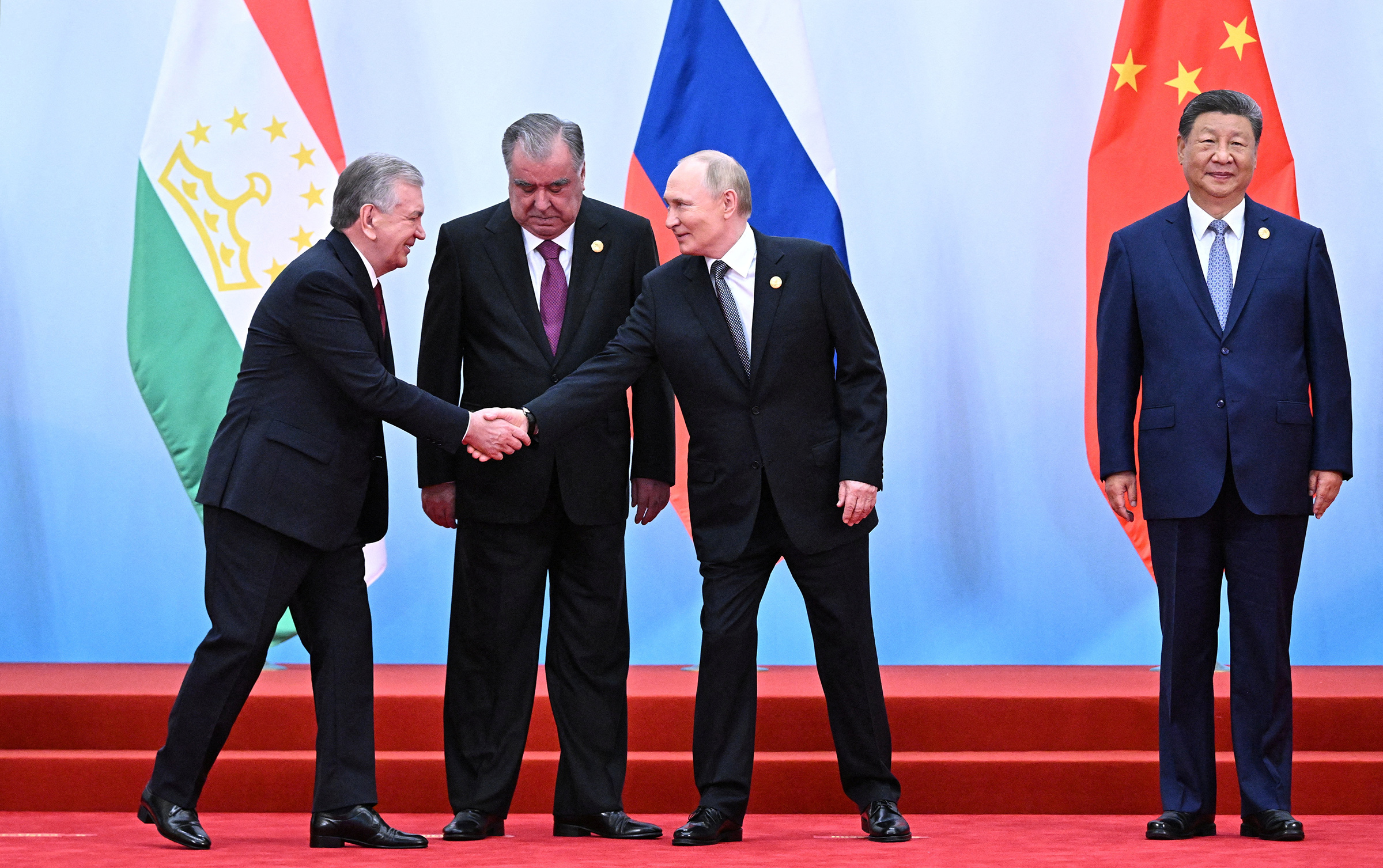 Саммит прошел под председательством лидера Китая Си Цзиньпина уже в пятый раз. На фото справа налево: Си, Владимир Путин, президенты Таджикистана и Узбекистана Эмомали Рахмон и Шавкат Мирзиёев.