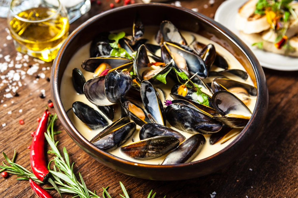 Для мидий подходят соусы с простыми и ароматными ингредиентами