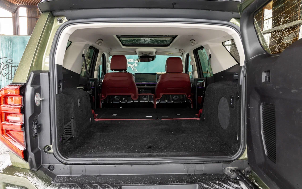 Спинки кресел второго ряда в&nbsp;Tank 400 складываются в абсолютно ровный пол, а длина отсека &mdash; 1,7 м. В таком багажнике можно ночевать. Благо розетка на 220 В&nbsp;&mdash; в наличии