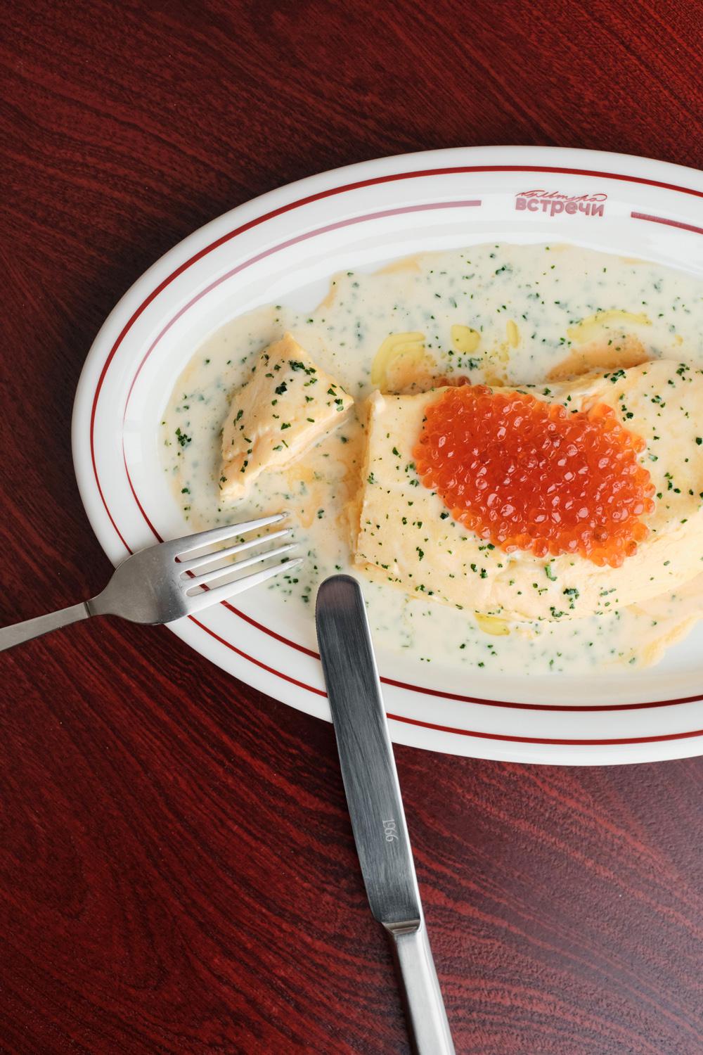 Омлет с красной икрой и творожным сыром