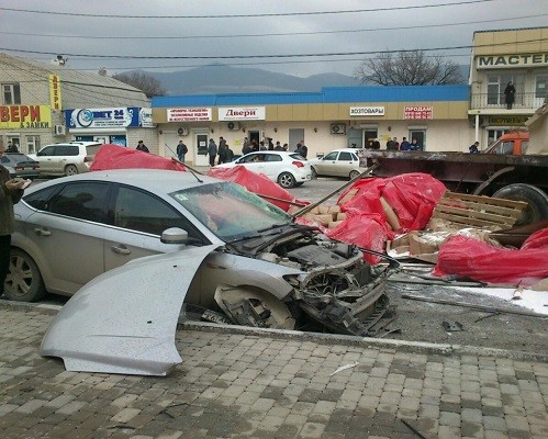 В Новороссийске КАМАЗ со сломанными тормозами протаранил 15 автомобилей, 1 человек погиб 